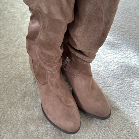 Sueded tall tan brown boots - Picture 3 of 6